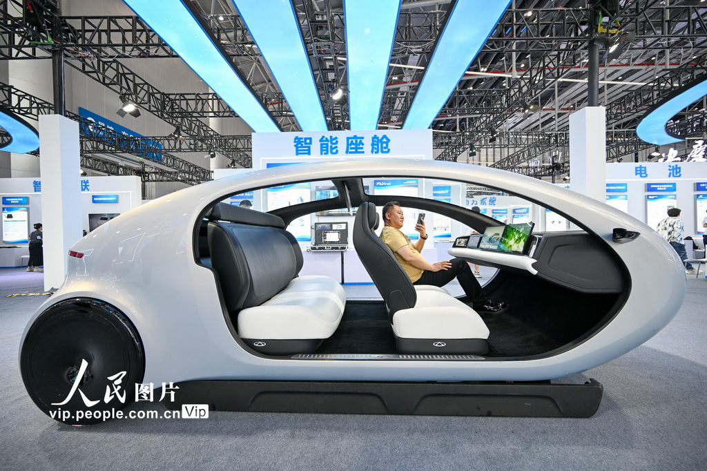 4月26日，觀眾在新能源汽車及智能網(wǎng)聯(lián)汽車展區(qū)體驗(yàn)AI高性能極智超體座艙。
