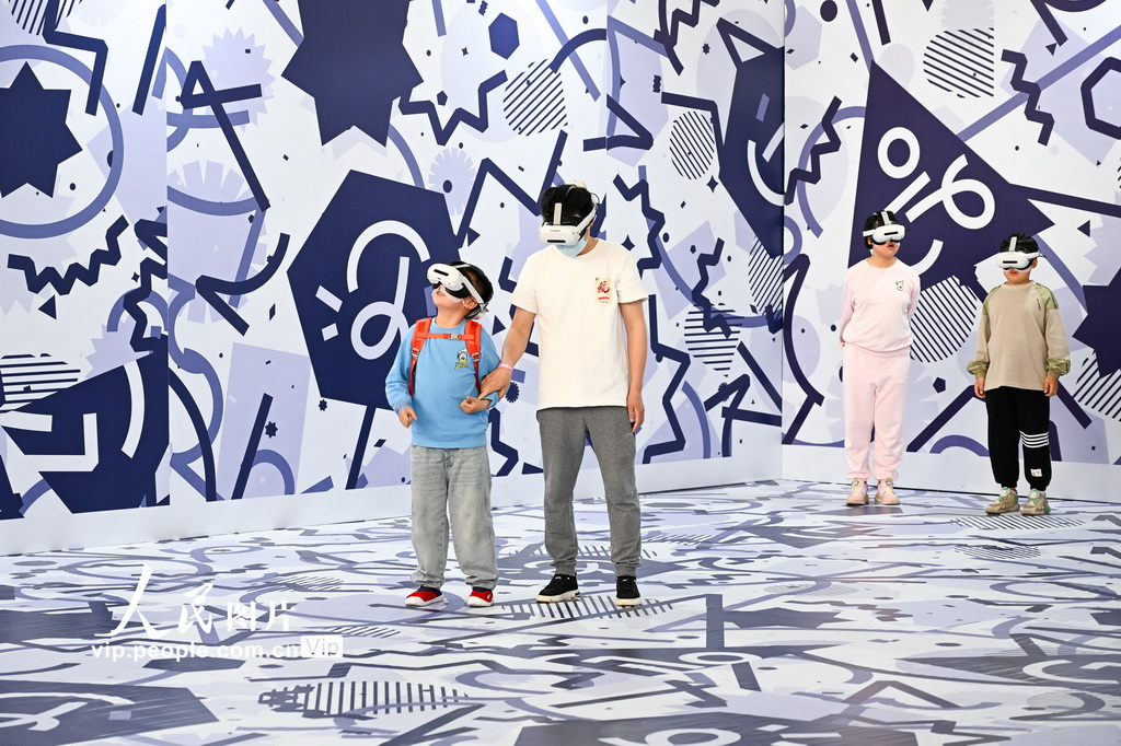 4月26日，觀眾在第三屆中國（安徽）科技創(chuàng)新成果轉化交易會上體驗VR設備。
