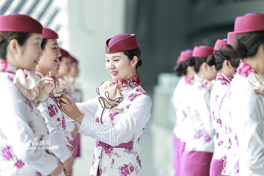 乘務(wù)員進(jìn)行禮儀培訓(xùn) 備戰(zhàn)“五一”假期【2】