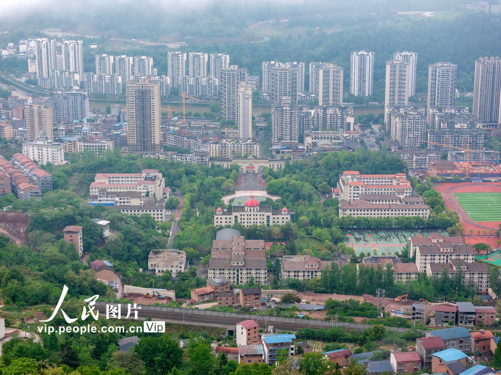 4月27日，重慶市石柱土家族自治縣，晨霧中的石柱中學(xué)。