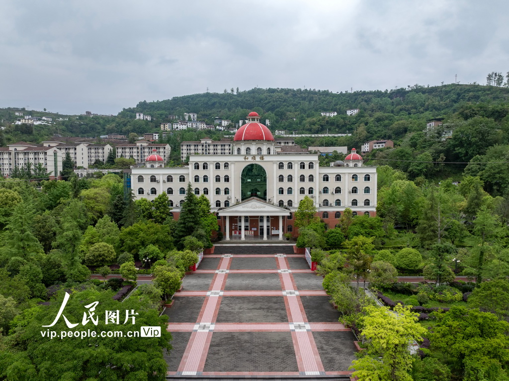 4月27日，重慶市石柱土家族自治縣，晨霧中的石柱中學校園。