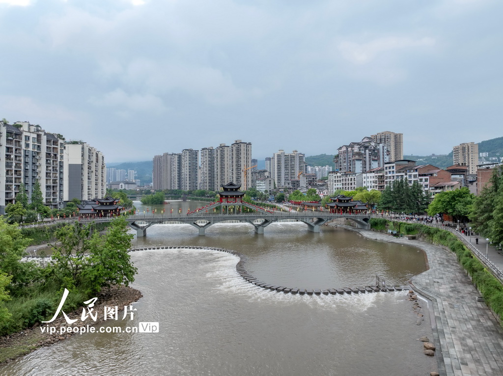 4月27日，重慶市石柱土家族自治縣，穿城而過的龍河。