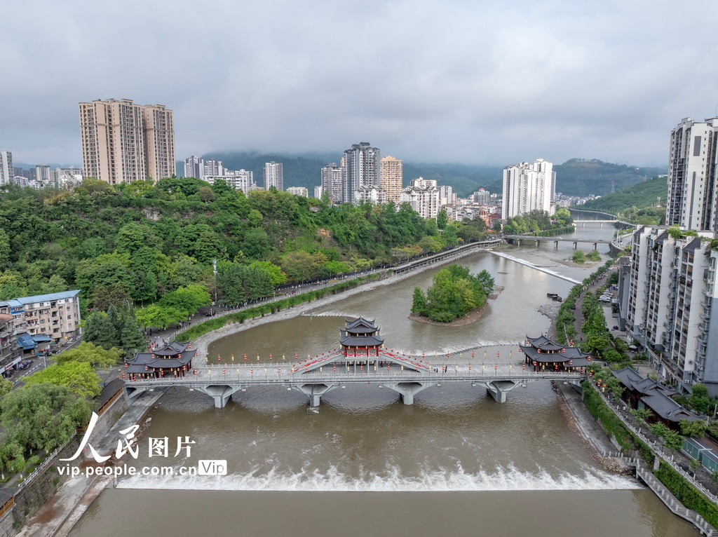 4月27日，重慶市石柱土家族自治縣，穿城而過(guò)的龍河。