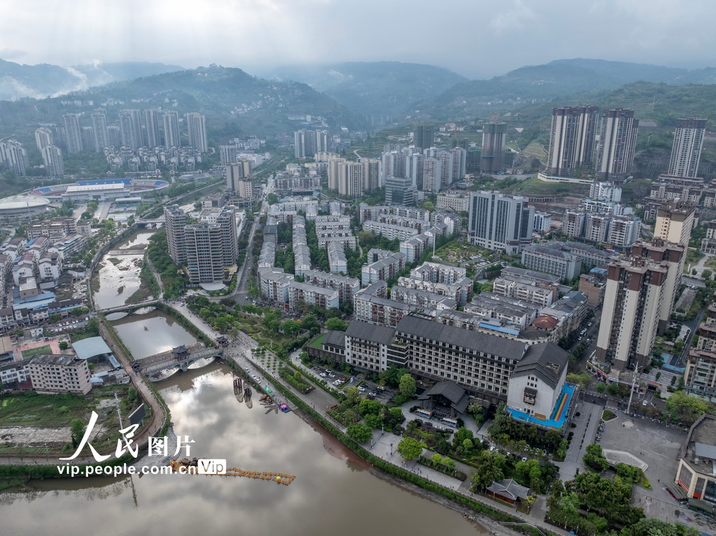 4月27日，重慶市石柱土家族自治縣，穿城而過的龍河。
