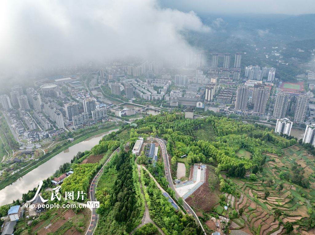 重慶石柱：風(fēng)情土家寨 云籠山水城