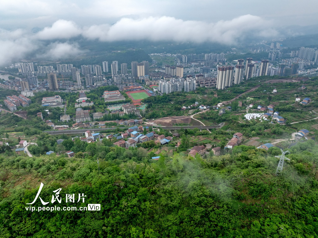 4月27日，晨霧中的重慶市石柱土家族自治縣。