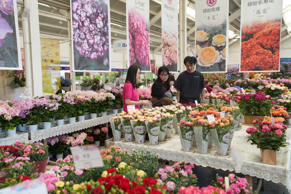 4月28日，人們在花園大會室內(nèi)商家展區(qū)參觀。