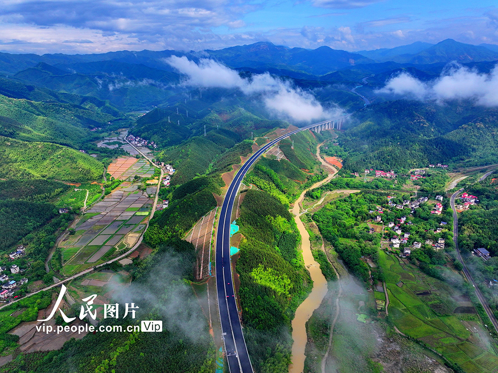江西大余：高速公路建設正酣