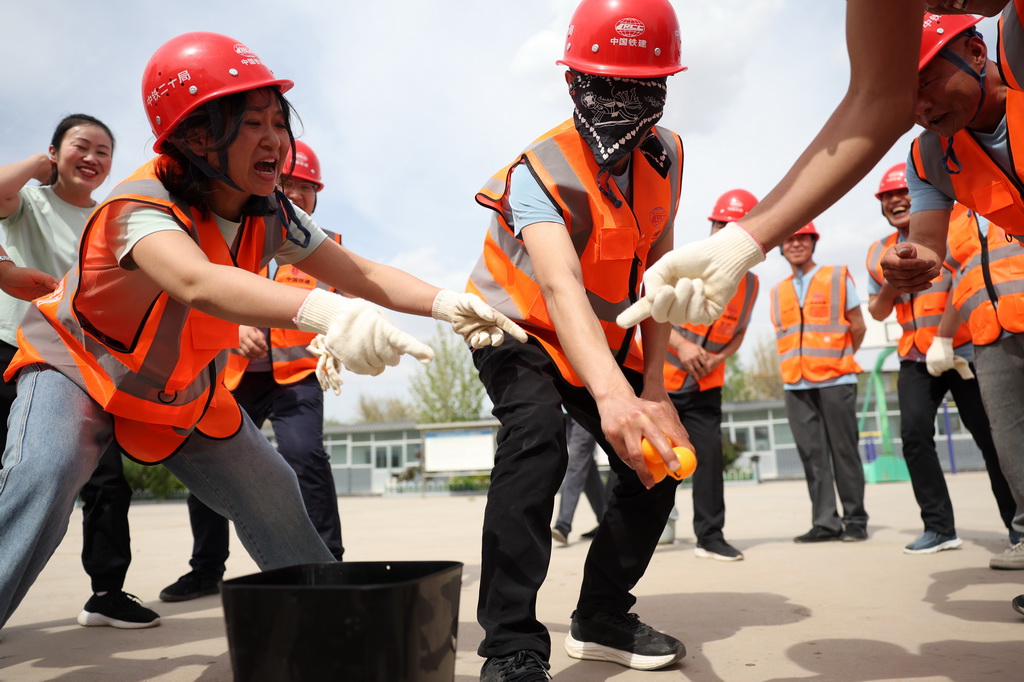 4月29日，中鐵二十局的建設(shè)者參加蒙眼“攪拌”比賽。