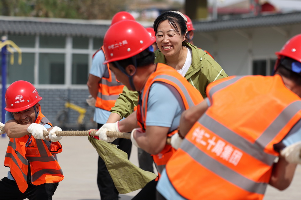 4月29日，中鐵二十局的建設(shè)者參加拔河比賽。