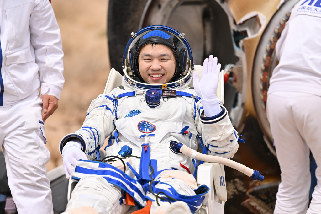 4月30日，神舟十九號航天員宋令東安全順利出艙。新華社記者 李鑫 攝