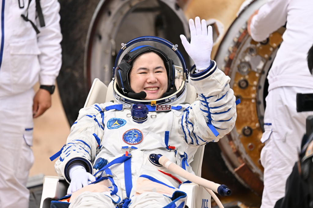 4月30日，神舟十九號航天員王浩澤安全順利出艙。新華社記者 李鑫 攝