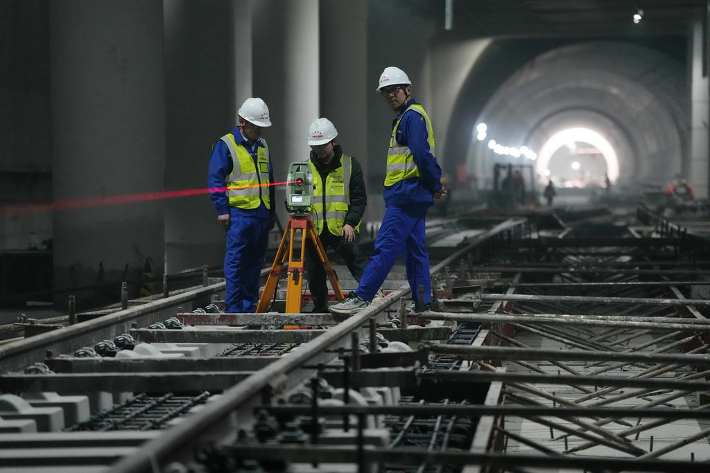 5月1日，在京唐城際鐵路北京段施工現(xiàn)場，中鐵十四局測量人員對無砟軌道進行施工精調(diào)。新華社記者 鞠煥宗 攝