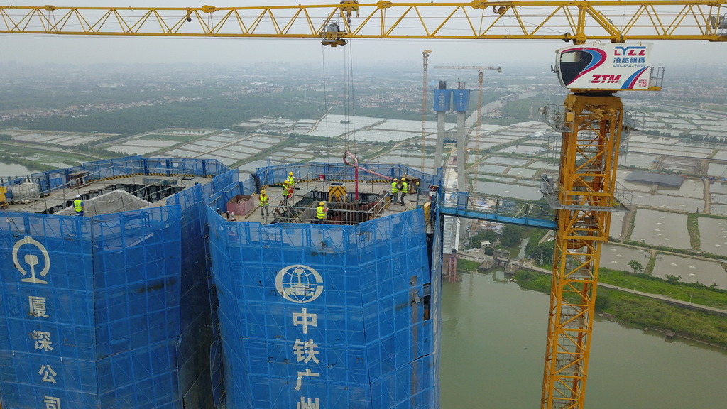 5月1日，工人在深江鐵路跨雞鴉水道主橋158號(hào)主塔頂部進(jìn)行澆筑作業(yè)（無(wú)人機(jī)照片）。新華社記者 田建川 攝
