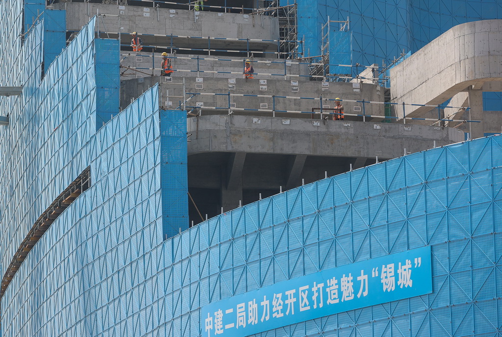 5月1日，中建二局建設(shè)者在江蘇省無錫市奧體三期項目現(xiàn)場施工作業(yè)。新華社發(fā)（朱吉鵬攝）