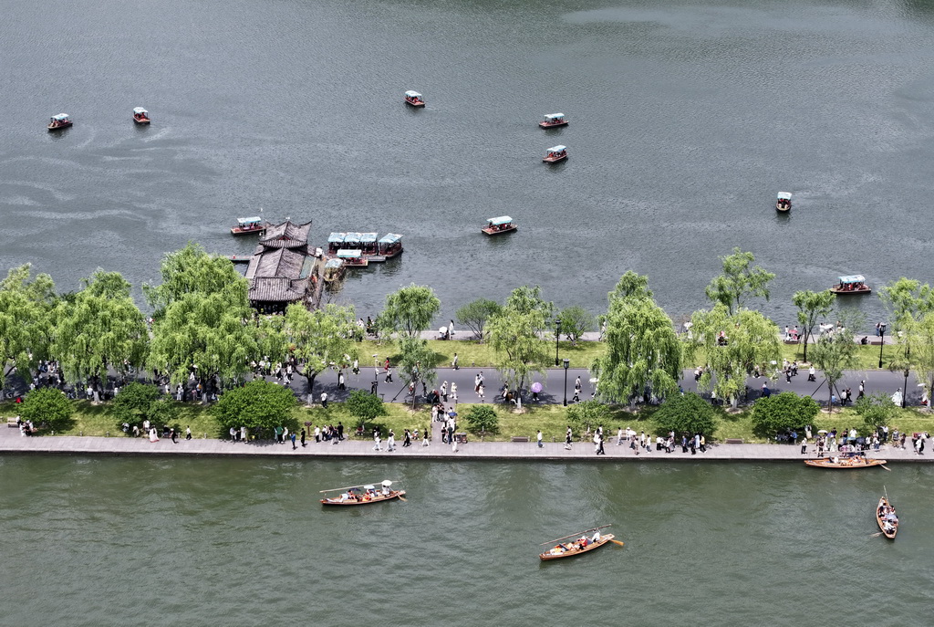 5月1日，杭州西湖白堤上人流如織（無人機照片）。新華社發(fā)（龍巍攝）