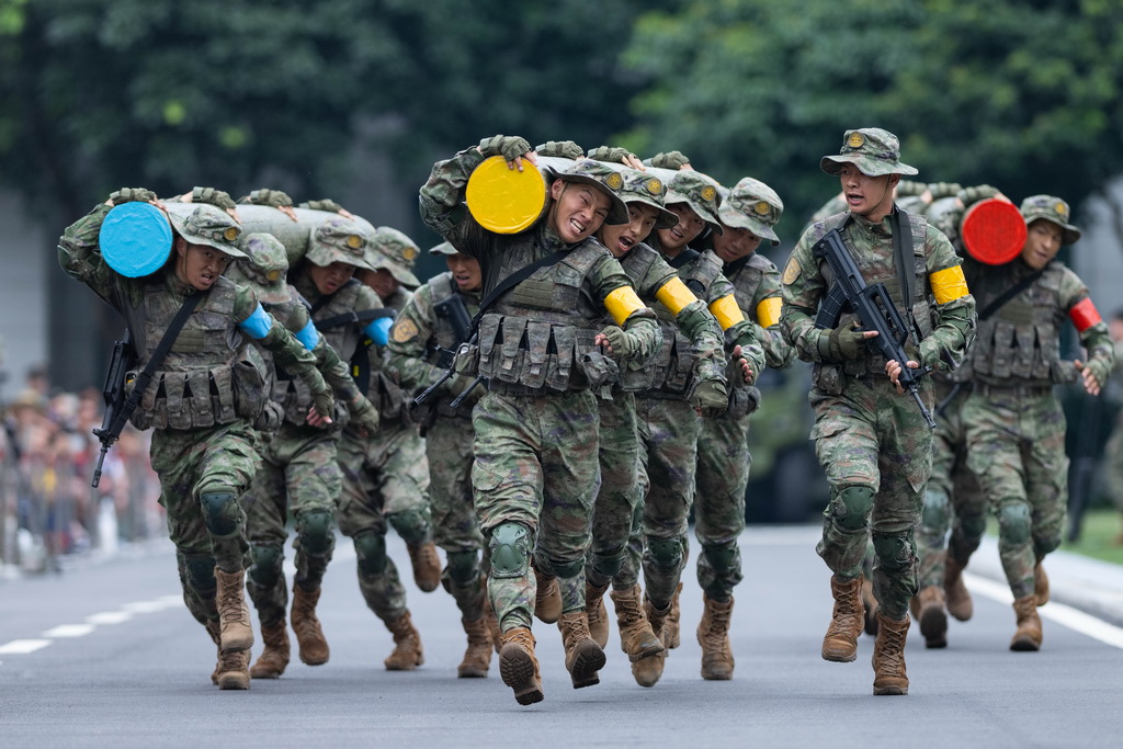 5月1日，中國(guó)人民解放軍駐澳門部隊(duì)官兵進(jìn)行軍事訓(xùn)練課目展示。