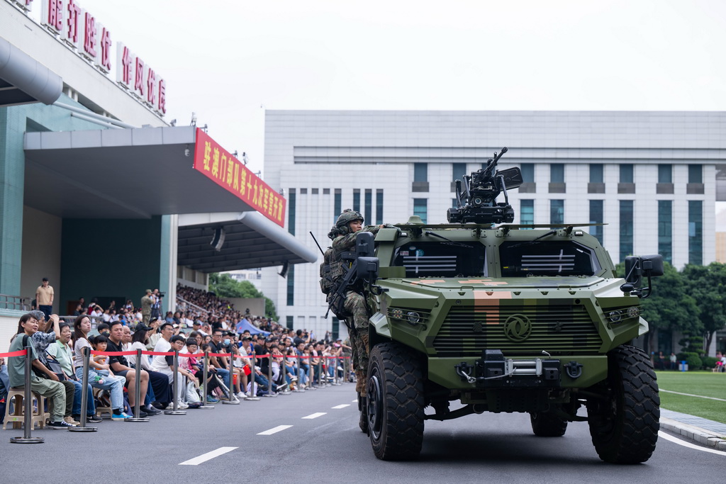 5月1日，中國(guó)人民解放軍駐澳門(mén)部隊(duì)官兵進(jìn)行軍事訓(xùn)練課目展示。