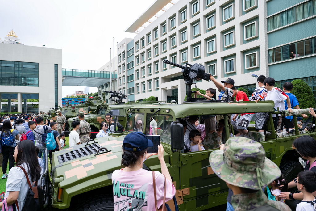5月1日，市民在中國人民解放軍駐澳門部隊舉行第十九次軍營開放活動上參觀。