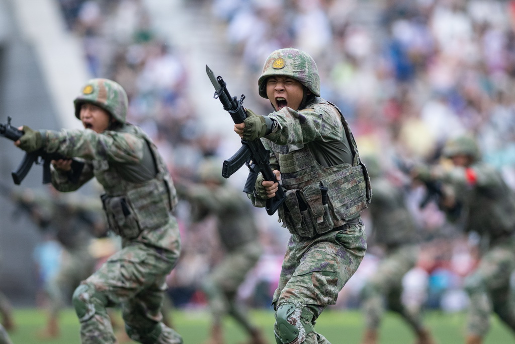 5月1日，中國(guó)人民解放軍駐澳門(mén)部隊(duì)官兵進(jìn)行軍事訓(xùn)練課目展示。