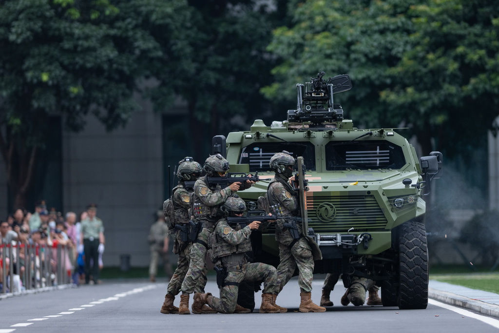5月1日，中國人民解放軍駐澳門部隊官兵進(jìn)行軍事訓(xùn)練課目展示。