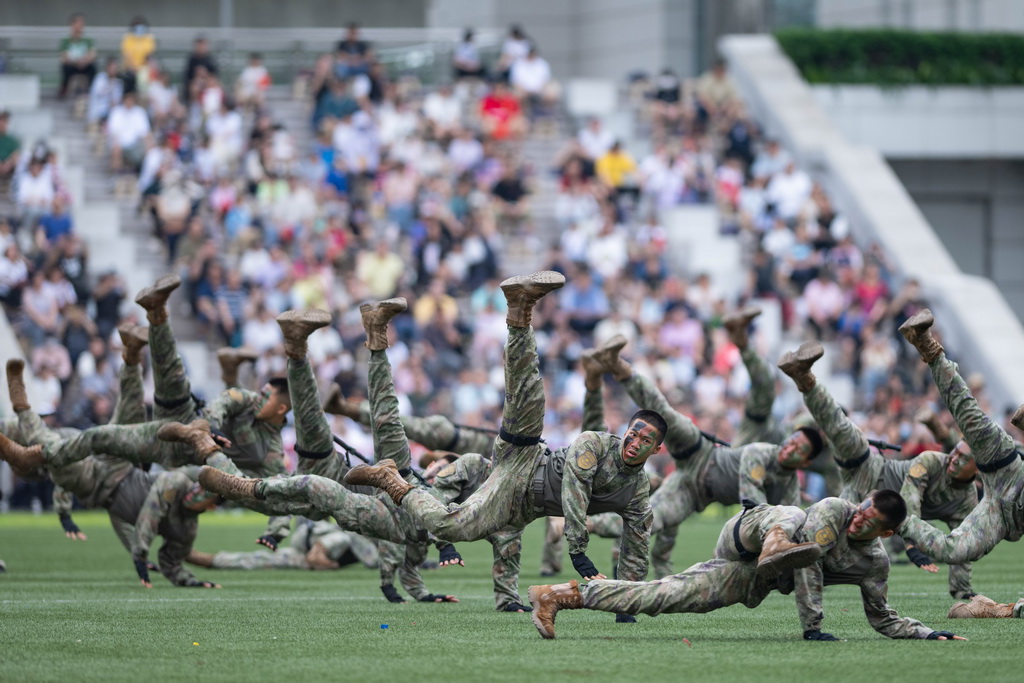 5月1日，中國(guó)人民解放軍駐澳門部隊(duì)官兵進(jìn)行軍事訓(xùn)練課目展示。