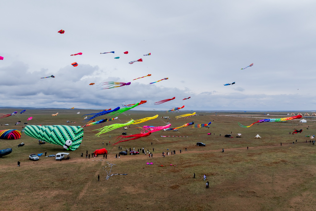5月2日，各式風(fēng)箏在格根塔拉草原上空飛舞（無人機(jī)照片）。