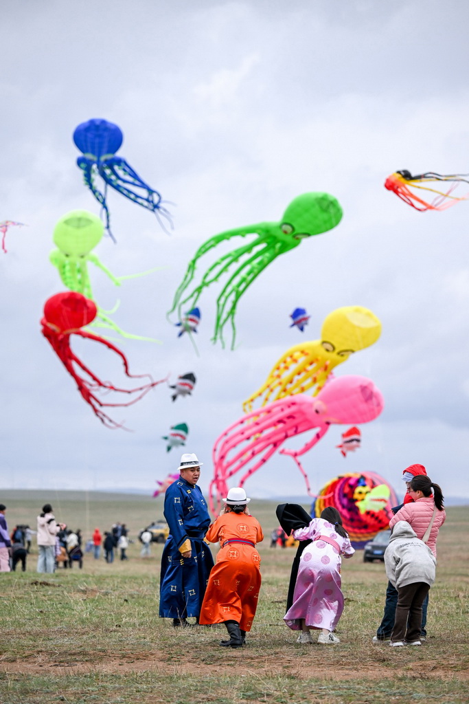 5月2日，游客在風箏節(jié)上游玩。