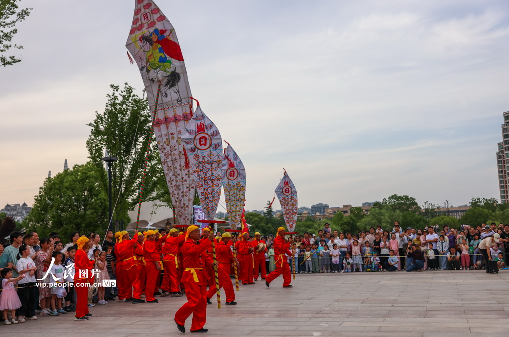 5月2日，非物質(zhì)文化遺產(chǎn)“許村大刀燈”在安徽省合肥市徽園景區(qū)展演。