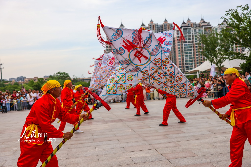 5月2日，非物質(zhì)文化遺產(chǎn)“許村大刀燈”在安徽省合肥市徽?qǐng)@景區(qū)展演。