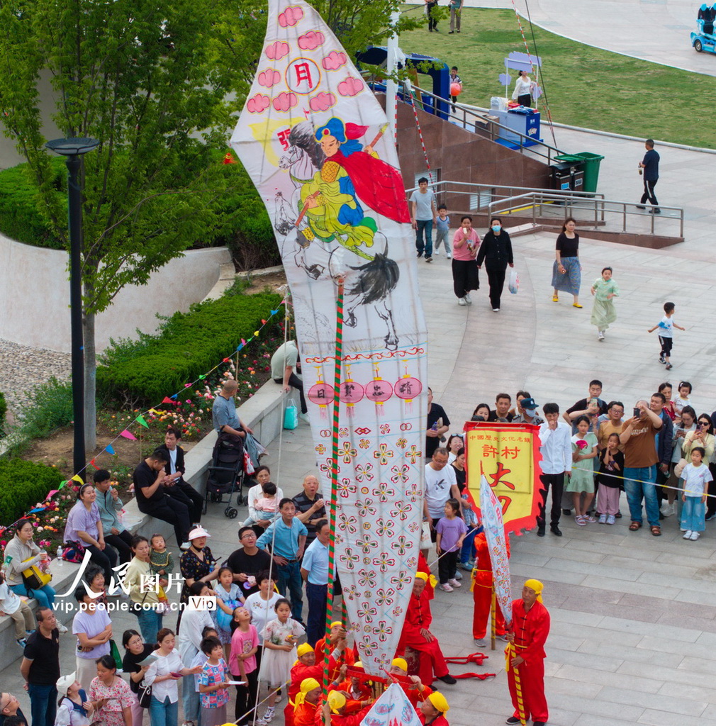 5月2日，非物質(zhì)文化遺產(chǎn)“許村大刀燈”在安徽省合肥市徽園景區(qū)展演。