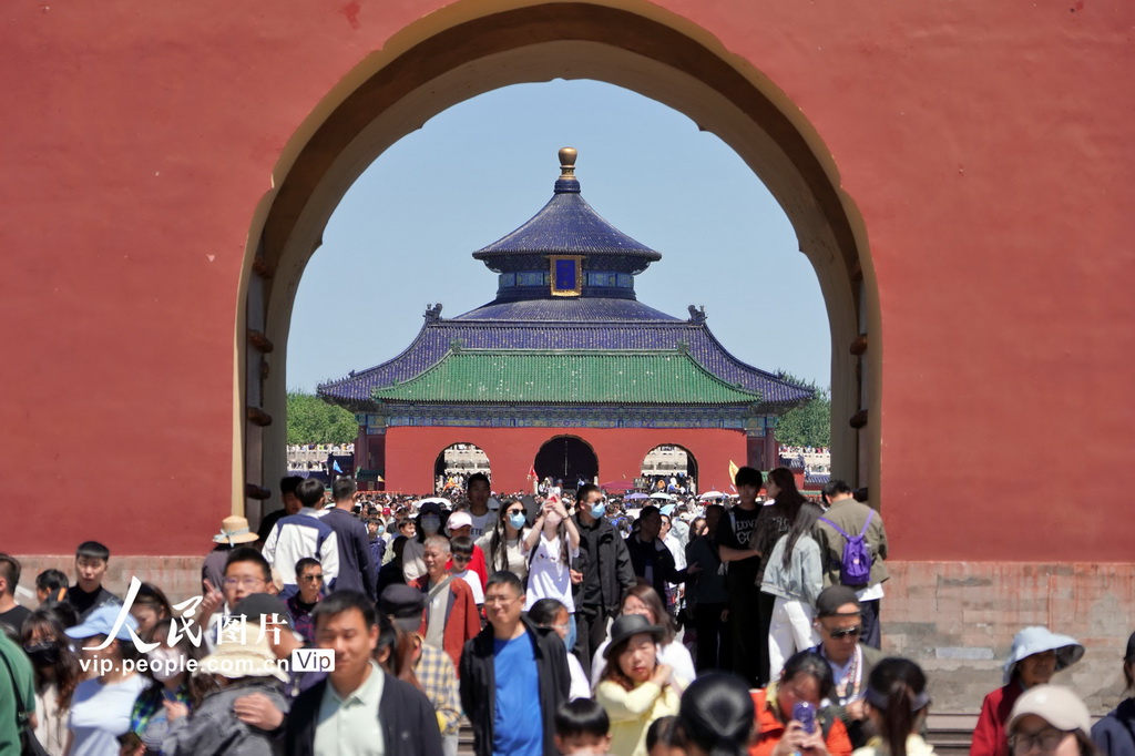 5月3日，大批游客在北京天壇公園游覽。