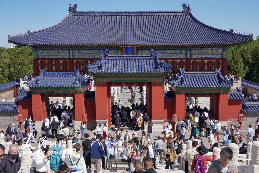 5月3日，大批游客在北京天壇公園游覽。