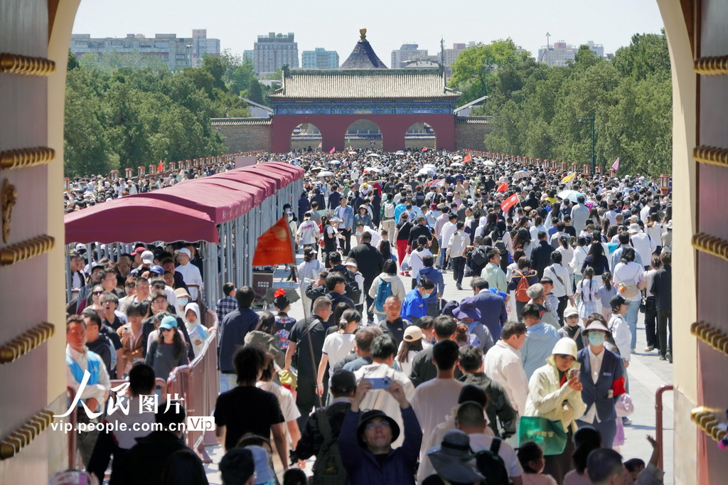 5月3日，大批游客在北京天壇公園游覽。