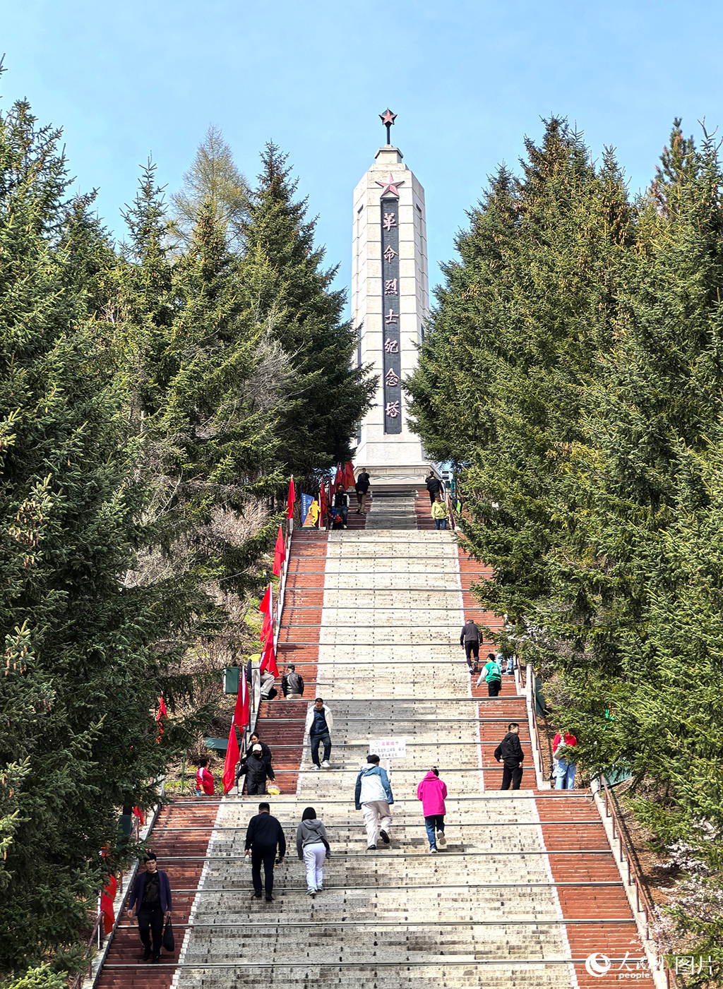 2025年5月4日，吉林省敦化市北山公園內(nèi)，不少市民游客拾級(jí)而上，登上革命烈士紀(jì)念塔，緬懷先烈。他們?cè)谛凶咧旭雎牳锩适?，感受紅色文化。人民網(wǎng)記者 王海躍攝