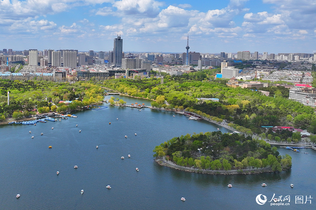 2025年5月4日，在吉林省長春市南湖公園景區(qū)，游客們?cè)诤袆澊燃?。人民網(wǎng)記者 李洋攝