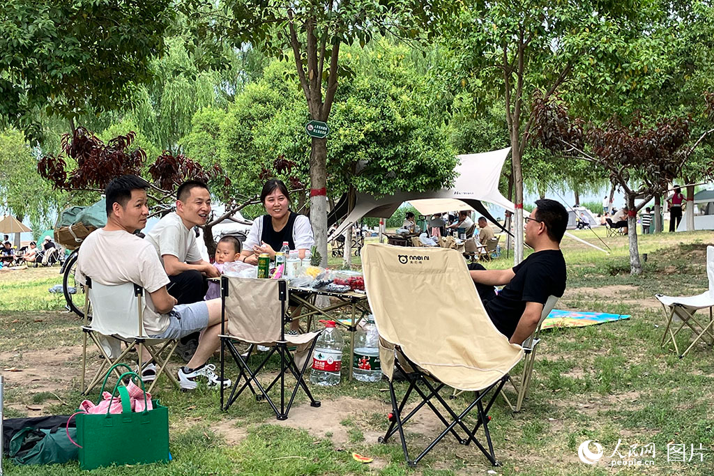 2025年5月2日，陜西省西安市西安湖，一群游客在湖邊露營聚餐。人民網(wǎng) 吳德鋒攝