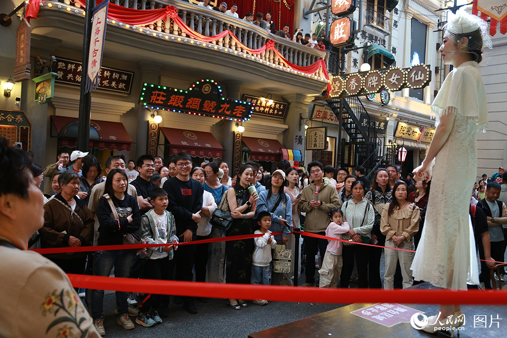 2025年5月2日，《上海千古情》單日連演8場，創(chuàng)造了上海大型旅游演藝單日?qǐng)龃?、單日游客量新高，不少親自家庭前來感受海派風(fēng)情與復(fù)古潮流的碰撞。人民網(wǎng)記者 龔莎攝
