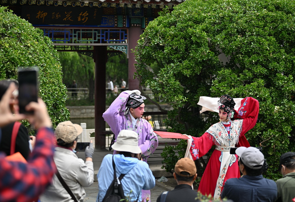 5月5日，演員在天津人民公園為觀眾表演京劇《西廂記》。
