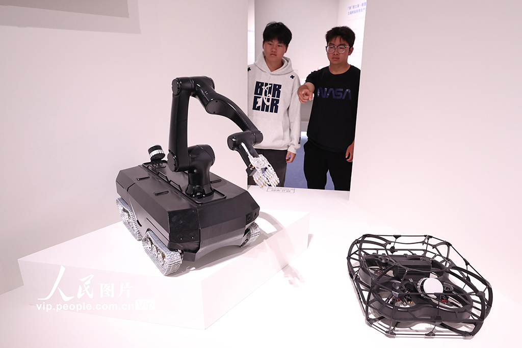 北京：“全國大學(xué)生創(chuàng)新成果展”在中國國家博物館舉行【4】
