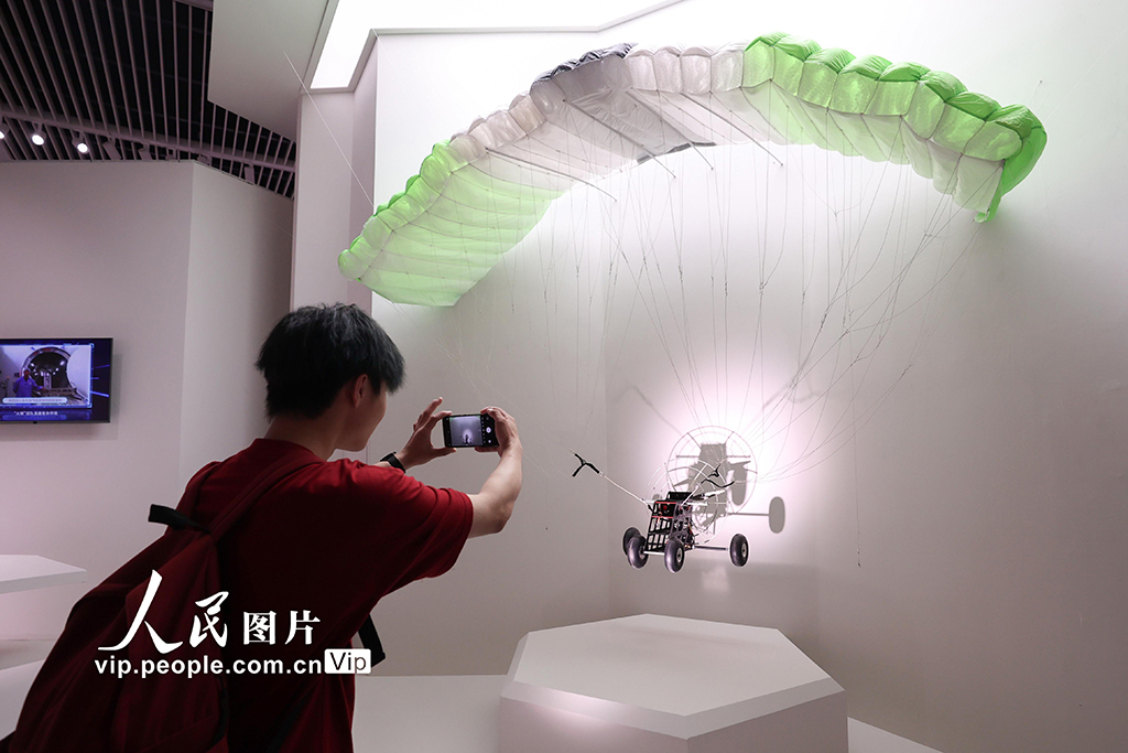 北京：“全國大學(xué)生創(chuàng)新成果展”在中國國家博物館舉行【7】