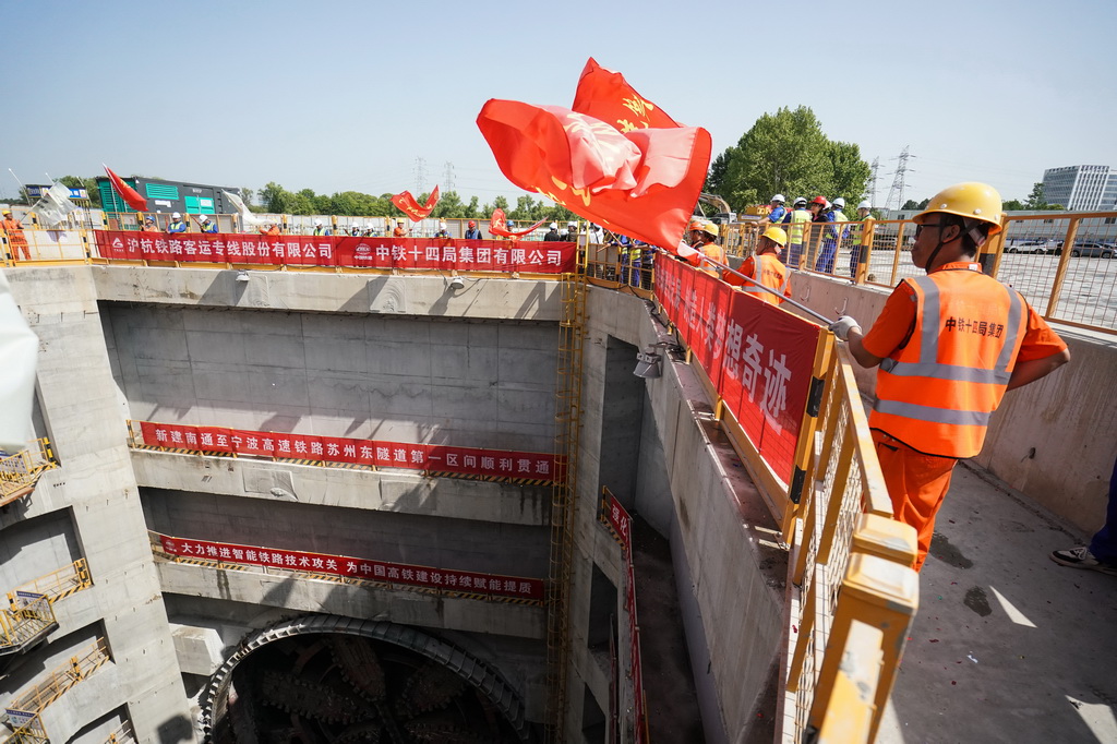 5月7日，施工人員慶祝蘇州東隧道首個(gè)盾構(gòu)區(qū)間順利貫通。