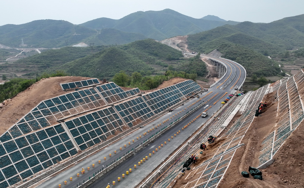 5月7日，工人在石太高速公路改擴(kuò)建項(xiàng)目建設(shè)工地施工（無(wú)人機(jī)照片）。