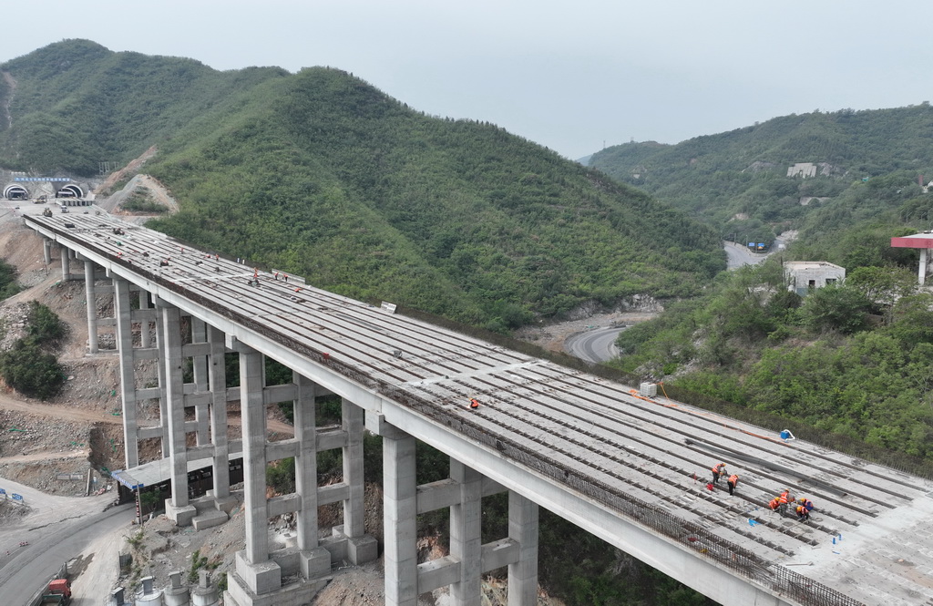 5月7日，工人在石太高速公路改擴(kuò)建項(xiàng)目核桃園4號橋建設(shè)工地施工（無人機(jī)照片）。
