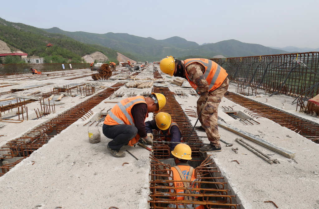 5月7日，工人在石太高速公路改擴(kuò)建項(xiàng)目核桃園4號橋建設(shè)工地施工。