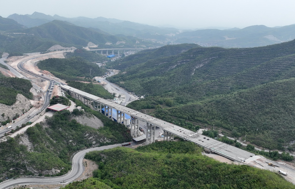 5月7日拍攝的石太高速公路改擴(kuò)建項(xiàng)目核桃園4號(hào)橋建設(shè)工地施工現(xiàn)場(chǎng)（無(wú)人機(jī)照片）。