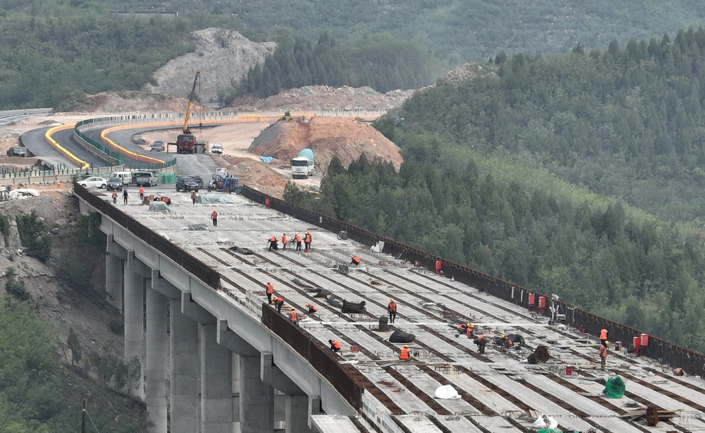 5月7日，工人在石太高速公路改擴(kuò)建項(xiàng)目核桃園4號(hào)橋建設(shè)工地施工（無人機(jī)照片）。