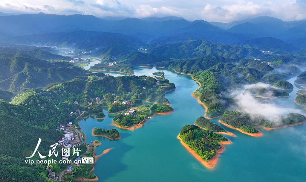 2025年5月8日，湖南省常寧市天堂湖，湖光山色，云霧繚繞。 