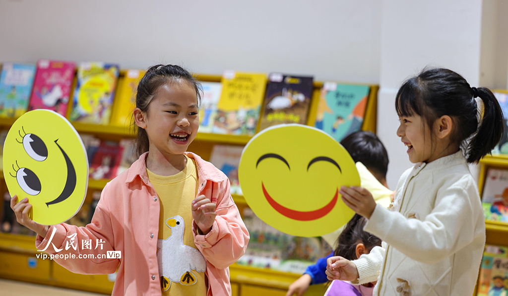 2025年5月7日，在貴州省銅仁市玉屏侗族自治縣實(shí)驗(yàn)幼兒園，小朋友正在進(jìn)行比笑臉互動(dòng)游戲。胡攀學(xué)攝（人民圖片網(wǎng)）