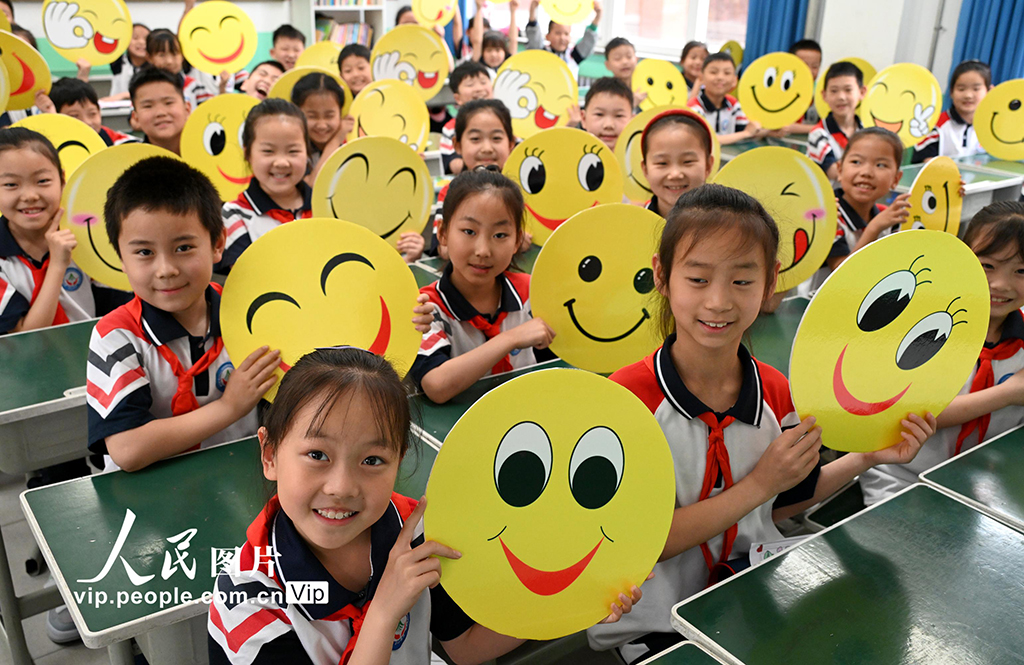 2025年5月7日，河北省邯鄲市邯山區(qū)滏河學(xué)校的學(xué)生展示笑臉卡。郝群英攝（人民圖片網(wǎng)）